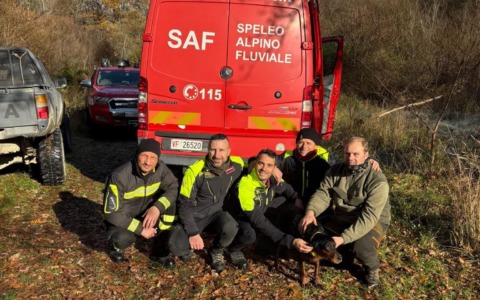 Cane precipita in un pozzo profondo 6 metri, salvato