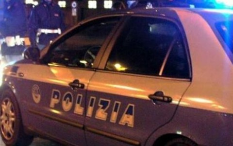 Bomba carta esplode nell’androne di una palazzina popolare in zona Primavalle