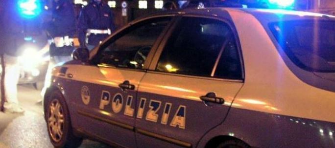 Scontro tra una volante della polizia e un’auto in fuga, 4 feriti