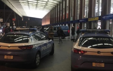 Picchiato e accoltellato nei pressi della stazione Termini, fermati tre giovani