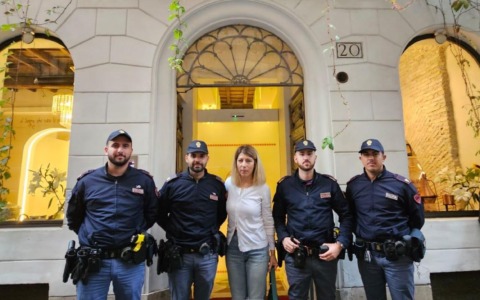 Le rubano la borsa dall’auto, ritrovata dalla Polizia