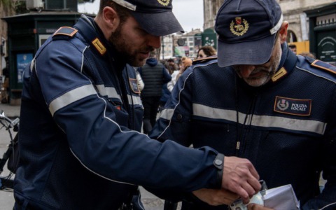 Saltafila e promoter turistici abusivi, fermate 20 persone
