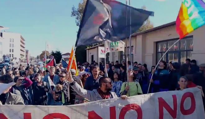 In 400 al corteo contro il progetto del porto crocieristico