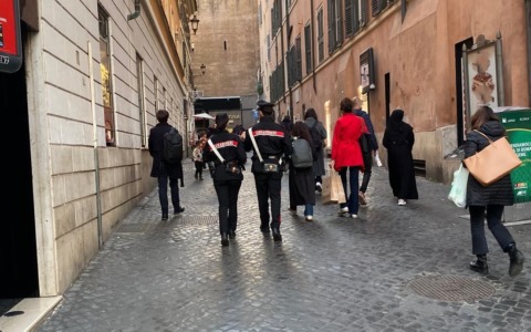 Rapine e furti, arrestate 14 persone