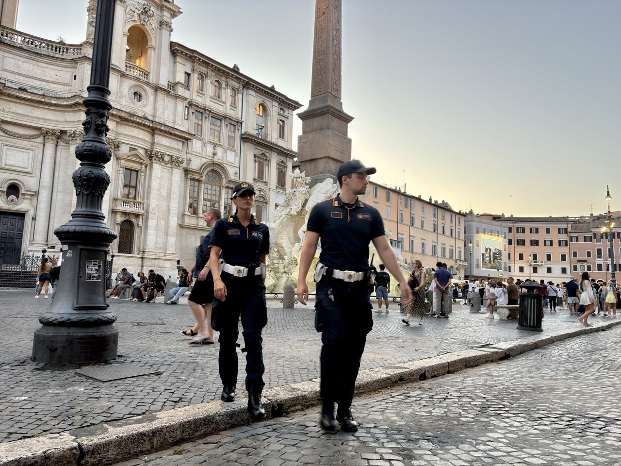 Tenta di entrare in una fontana monumentale, 47enne denunciato e avviato al rimpatrio