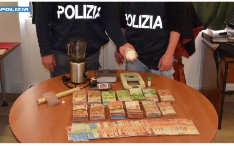 Cocaina e hashish in auto: arrestato. Sequestrati 170mila euro