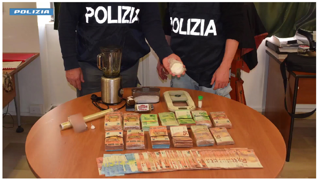 Cocaina e hashish in auto: arrestato. Sequestrati 170mila euro