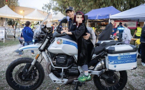 La Polizia Locale con i bambini del centro di neuroriabilitazione del Santa Lucia IRCCS