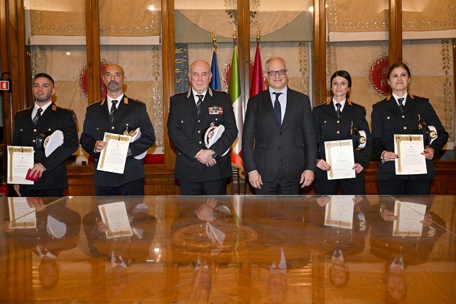 Premiati dal Sindaco Gualtieri quattro agenti della Polizia Locale