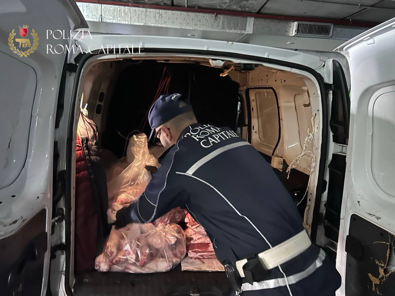 Mercato Esquilino, blitz della Polizia Locale: “Carne custodita nei portabagli delle auto”