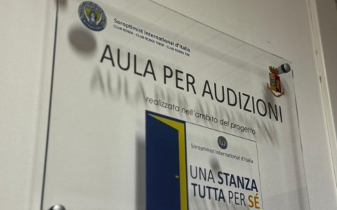 Violenza sulle donne, “Una Stanza tutta per sé” inaugurata al Commissariato Spinaceto