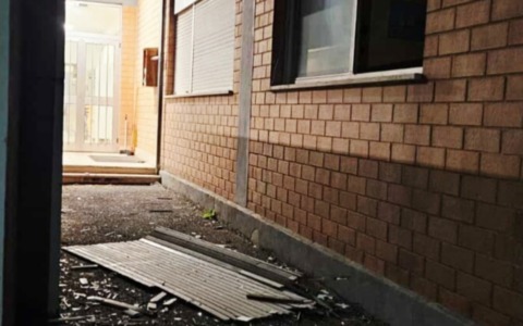 Svastiche e una bomba carta all’istituto “Santa Beatrice”