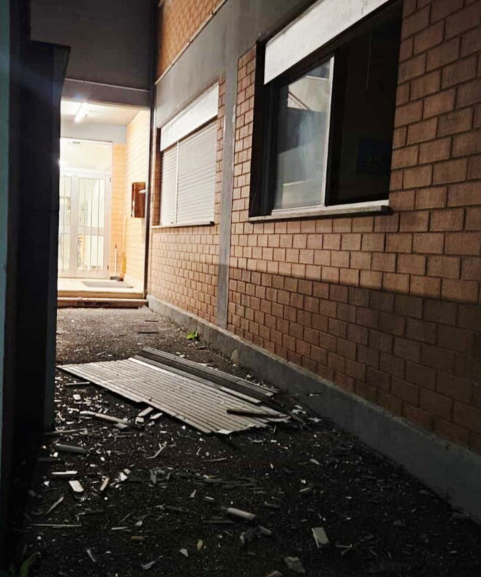 Svastiche e una bomba carta all’istituto “Santa Beatrice”