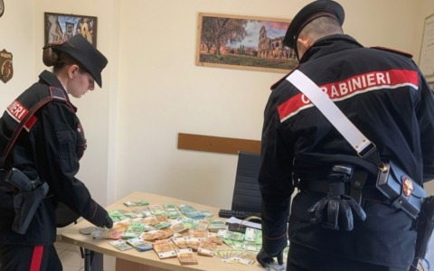 Truffa con il bancomat rubato, arrestato un cittadino cinese. In casa oltre 100 mila euro