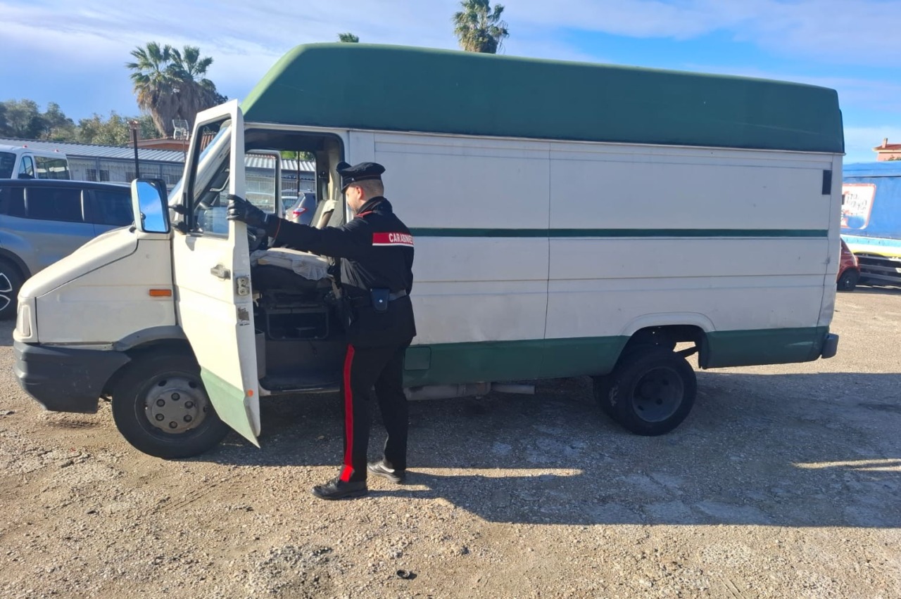 Trovati a bordo di un autocarro con arnesi da scasso, denunciati tre nomadi