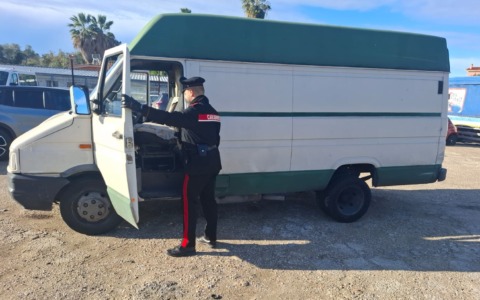 Trovati a bordo di un autocarro con arnesi da scasso, denunciati tre nomadi
