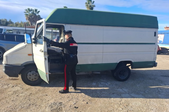 Trovati a bordo di un autocarro con arnesi da scasso, denunciati tre nomadi