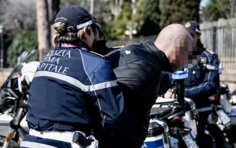Intervengono per un incidente stradale, agenti della Polizia Locale vengono aggrediti