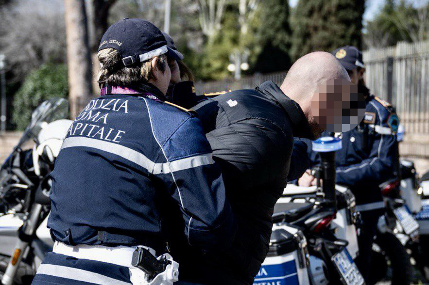 Intervengono per un incidente stradale, agenti della Polizia Locale vengono aggrediti