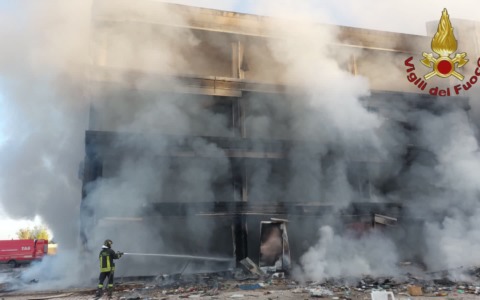 Fiamme in un edificio abbandonato, uno degli occupanti è rimasto ferito gravemente
