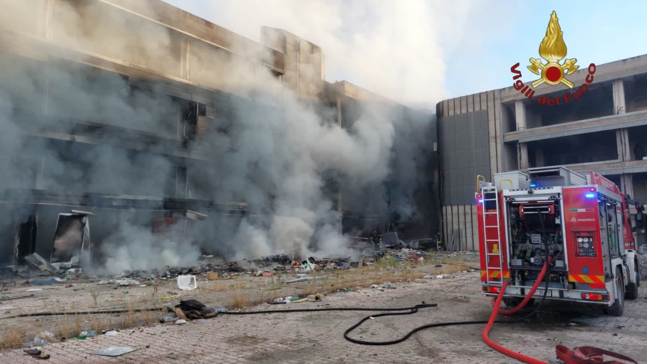 L’incendio nell’edificio occupato, gravissimo un uomo. VIDEO