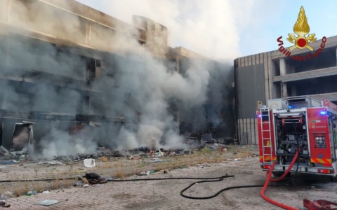 L’incendio nell’edificio occupato, gravissimo un uomo. VIDEO
