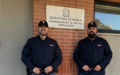 Due agenti della polizia salvano la vita ad un’anziana in pericolo