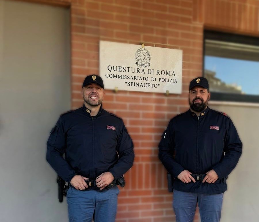 Due agenti della polizia salvano la vita ad un’anziana in pericolo