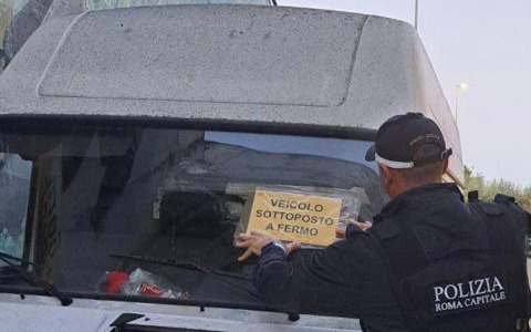 Furgone carico di rifiuti pericolosi intercettato dalla Polizia Locale: denunciati padre e figlio