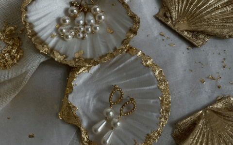 Furto in gioielleria, banda sfonda la vetrina e fugge