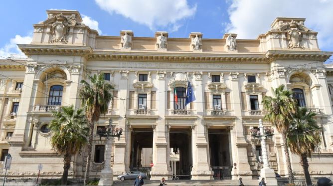 “Soldi alla scuola, non alla guerra”, studenti in piazza