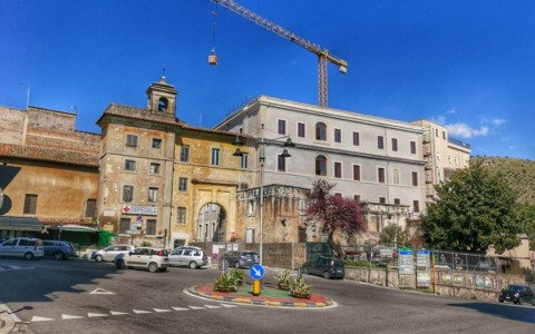 Panico al Pronto Soccorso: 24enne aggredisce i sanitari