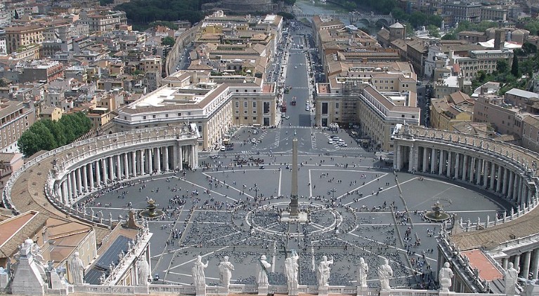 Scavalca le  transenne di piazza S.Pietro, identificata l’attrice Cannata