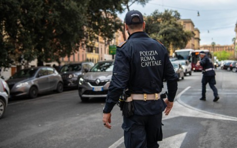 Trovato a terra alla fermata del bus, privo di respiro e di battito: salvato