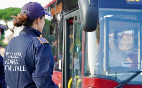 Controllore Atac aggredito da un passeggero privo di biglietto: bloccato e denunciato 21enne spagnolo