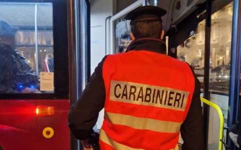 Lancia un sasso contro un bus, denunciato un uomo