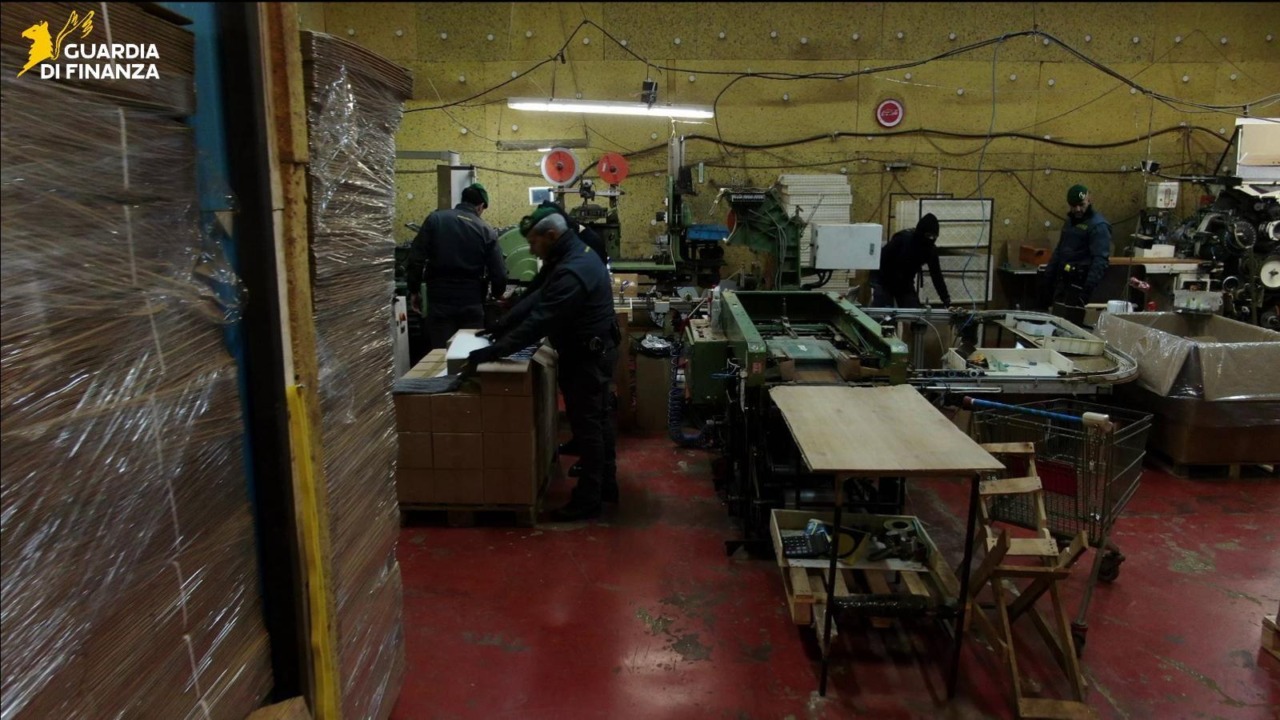 Fabbriche clandestine di sigarette nel Lazio, stabilimenti anche a Pomezia