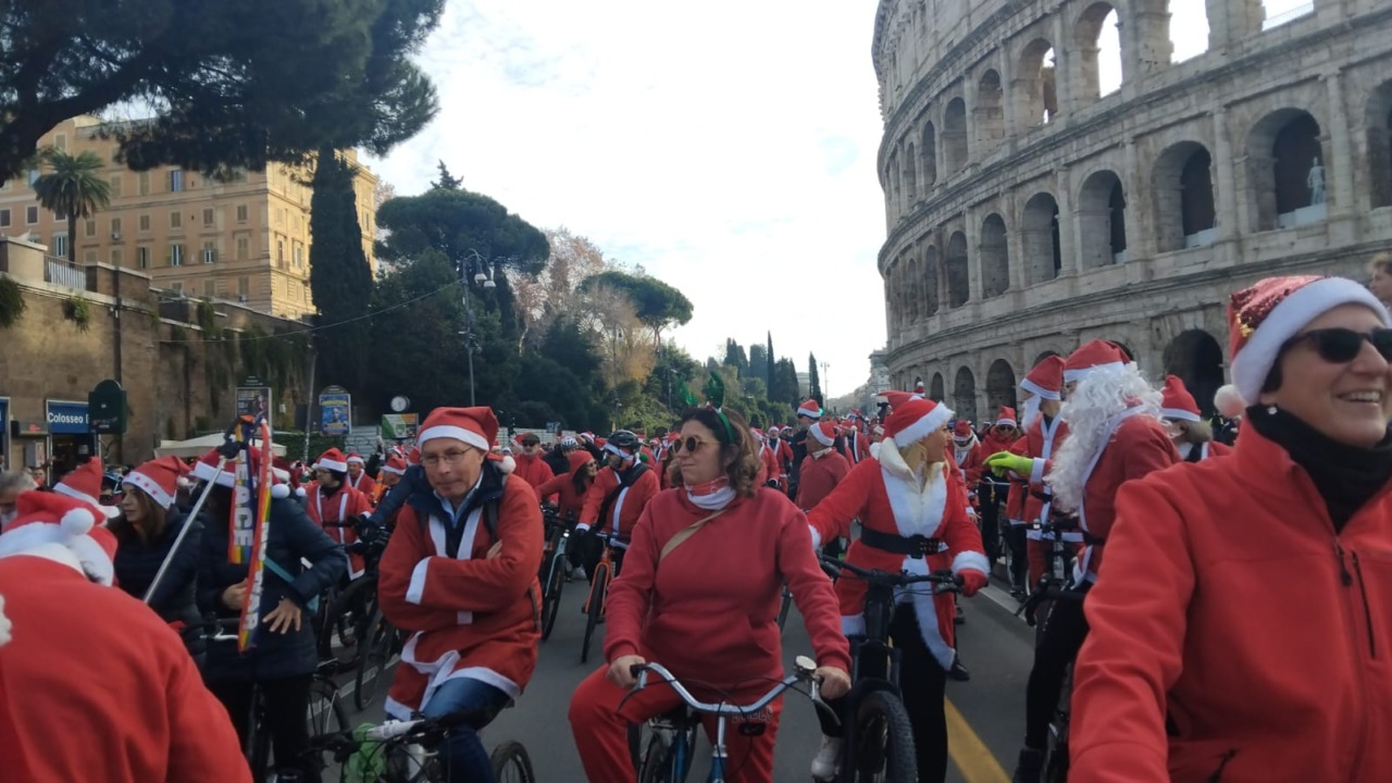 Babbo Natale in bicicletta per i bambini malati di cancro