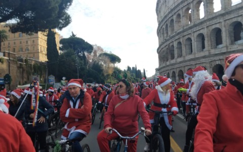 Babbo Natale in bicicletta per i bambini malati di cancro