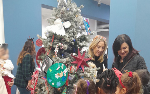 Un albero di Natale allestito dai bambini delle case famiglia