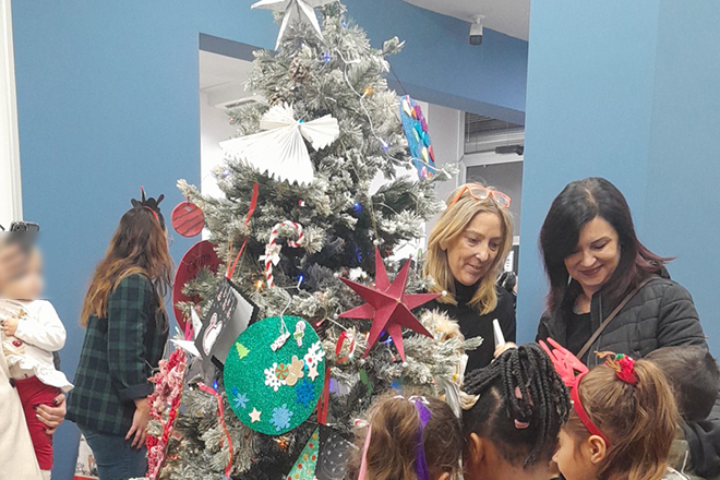 Un albero di Natale allestito dai bambini delle case famiglia