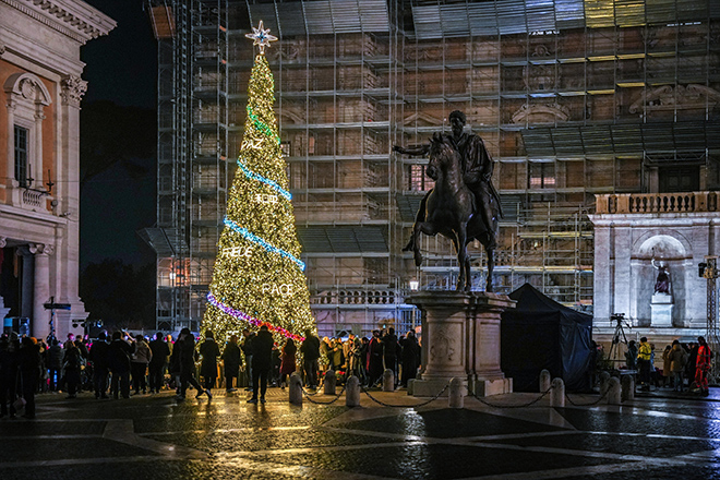 Acceso l’Albero della Pace in Piazza del Campidoglio
