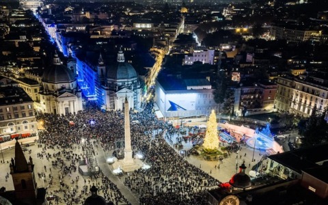 Acceso l’albero di Natale in piazza del Popolo e le luminarie in via del Corso