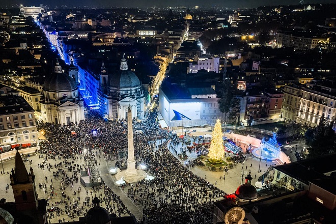 Acceso l’albero di Natale in piazza del Popolo e le luminarie in via del Corso