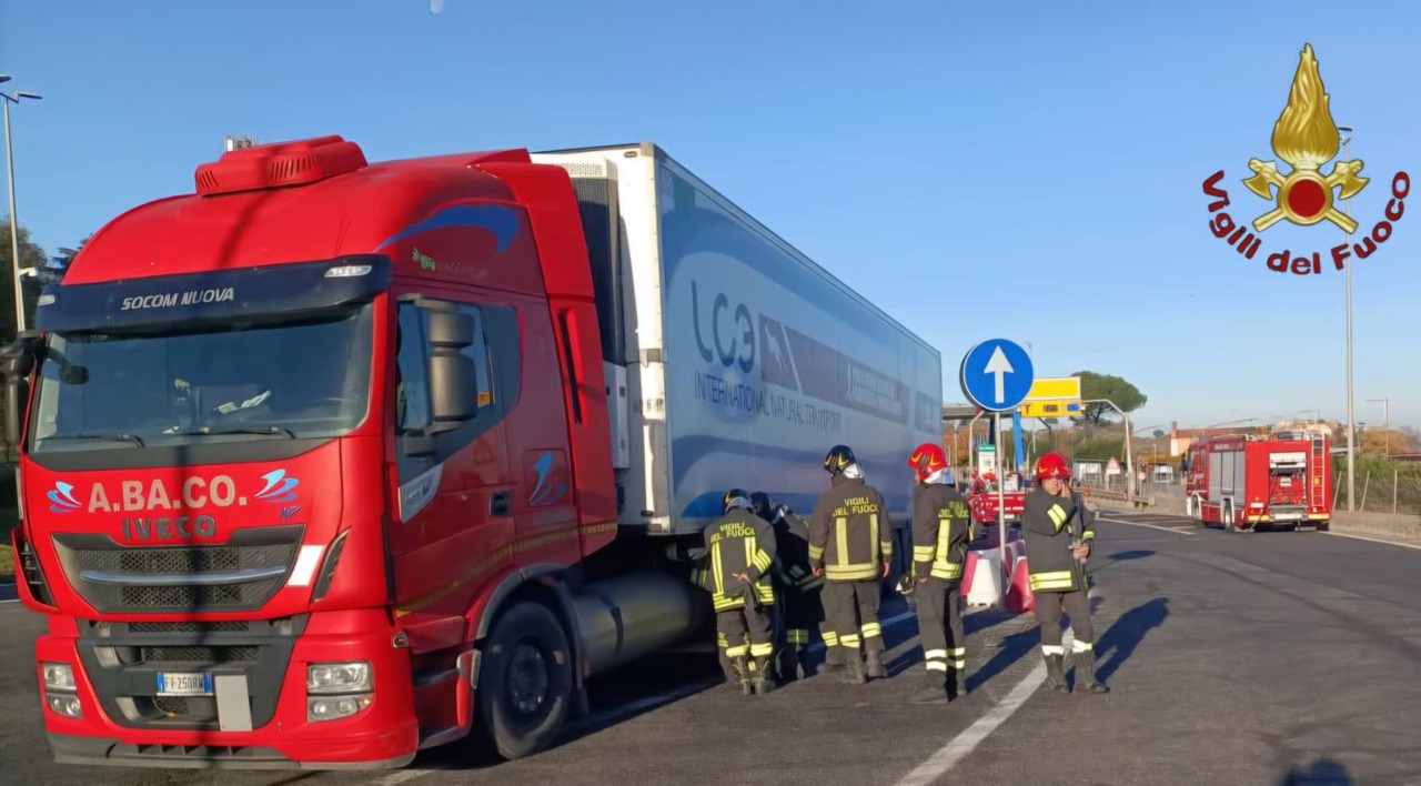 Fuoriesce gas metano dal serbatoio di un autoarticolato, chiuso tratto di autostrada