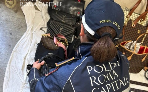 Blitz della Polizia Locale a Porta Portese, sequestrati 500 articoli contraffatti