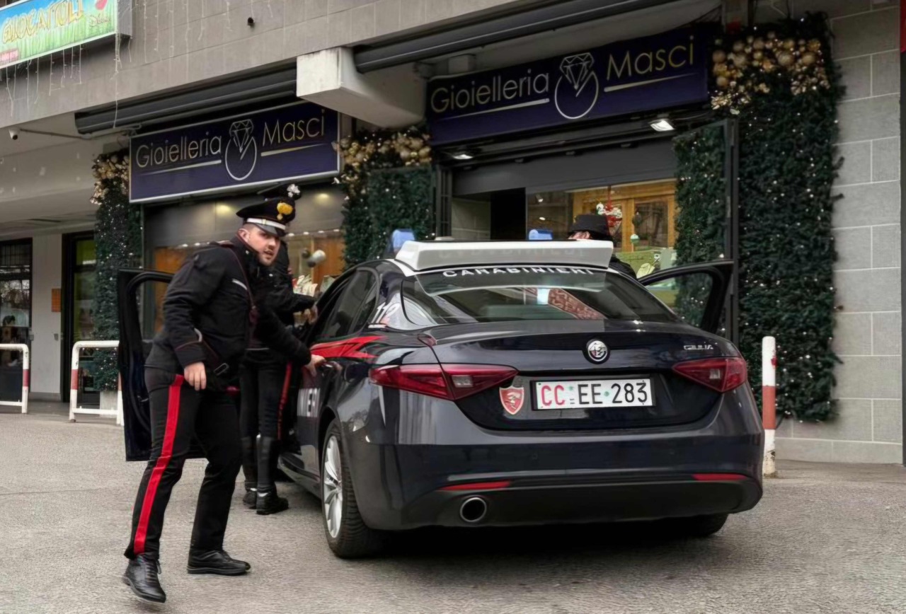 Rapina a mano armata in gioielleria, tre arresti