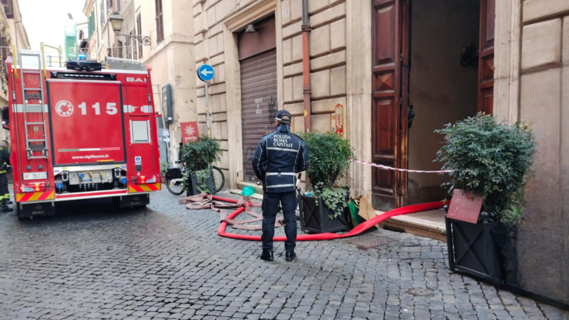 Incendio in via dei Banchi Nuovi: doppio intervento e evacuazione notturna