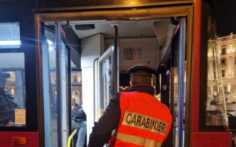 Accusato di filmare una ragazza sul bus, uomo prende a cintate un minorenne