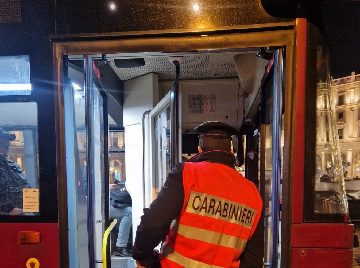 Accusato di filmare una ragazza sul bus, uomo prende a cintate un minorenne